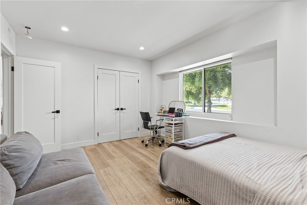 240 W Gainsborough Road