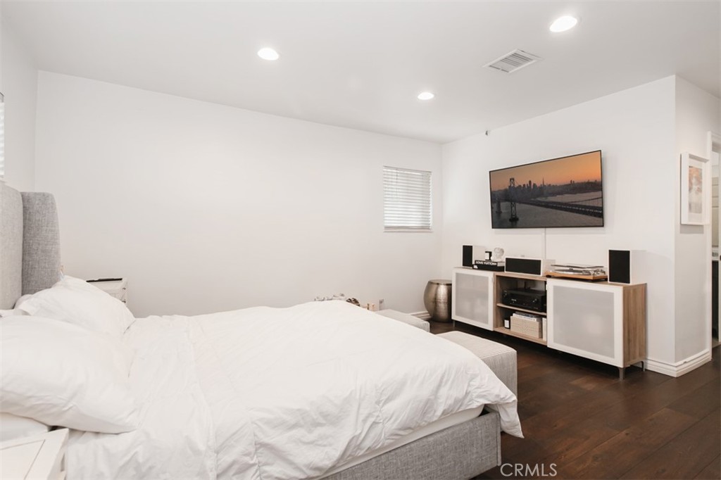 19545 Calvert Street