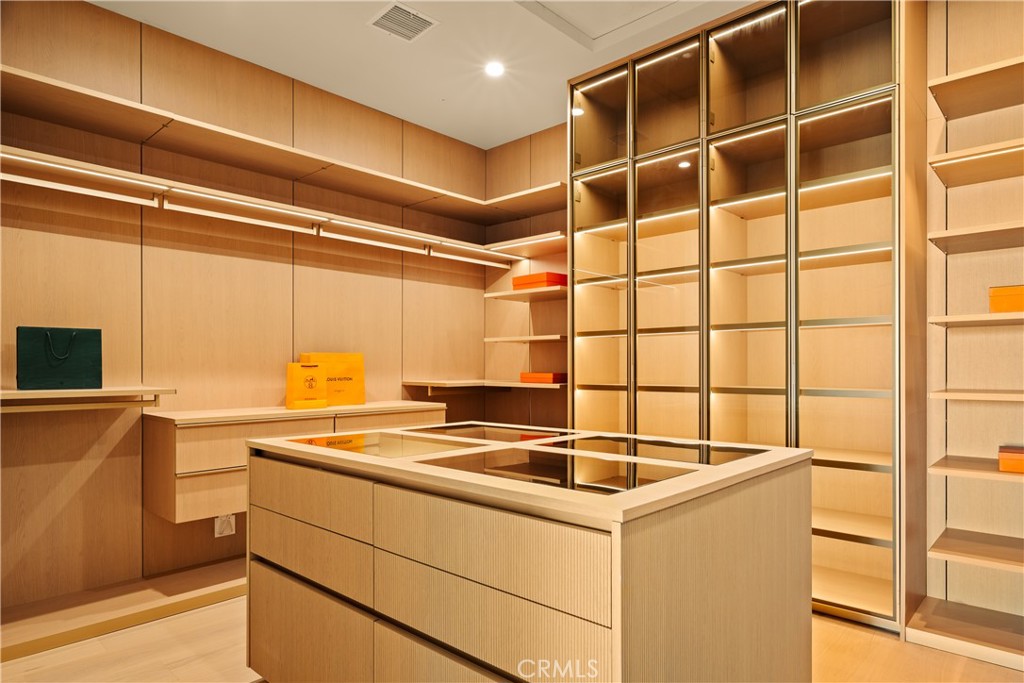 5004 S Enfield Avenue