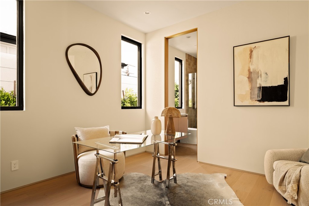 5004 S Enfield Avenue