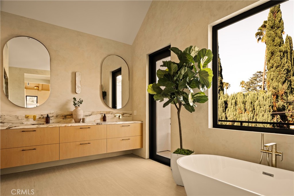 5004 S Enfield Avenue