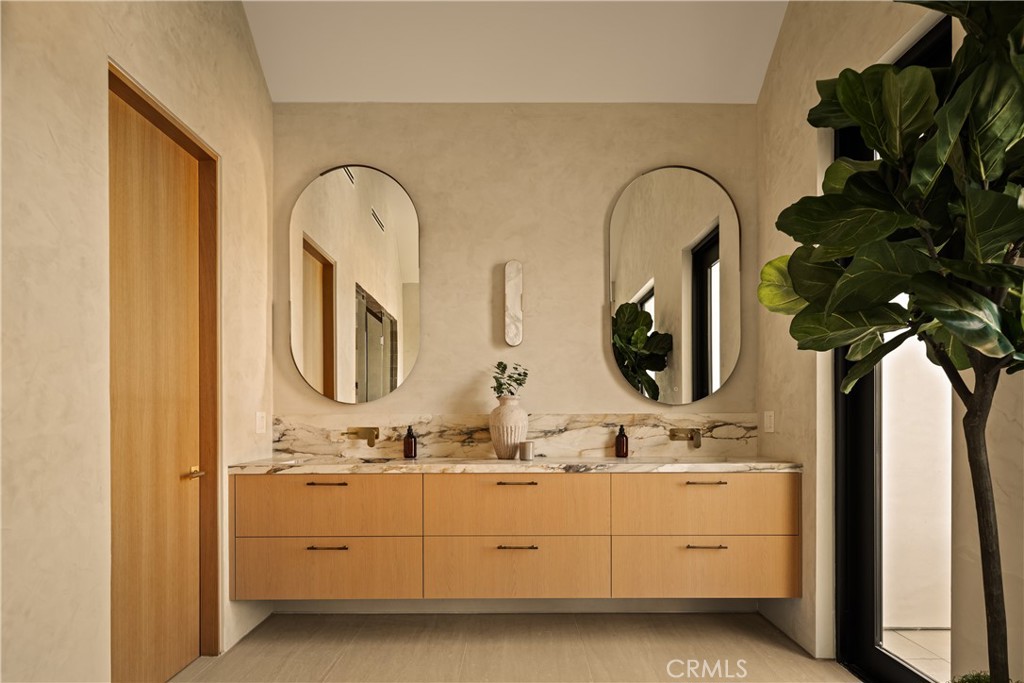 5004 S Enfield Avenue