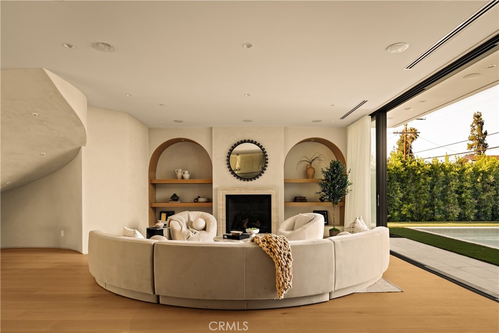 5004 S Enfield Avenue