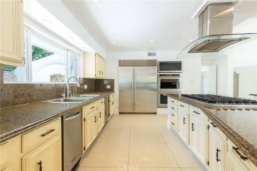 16379 Meadowridge Road