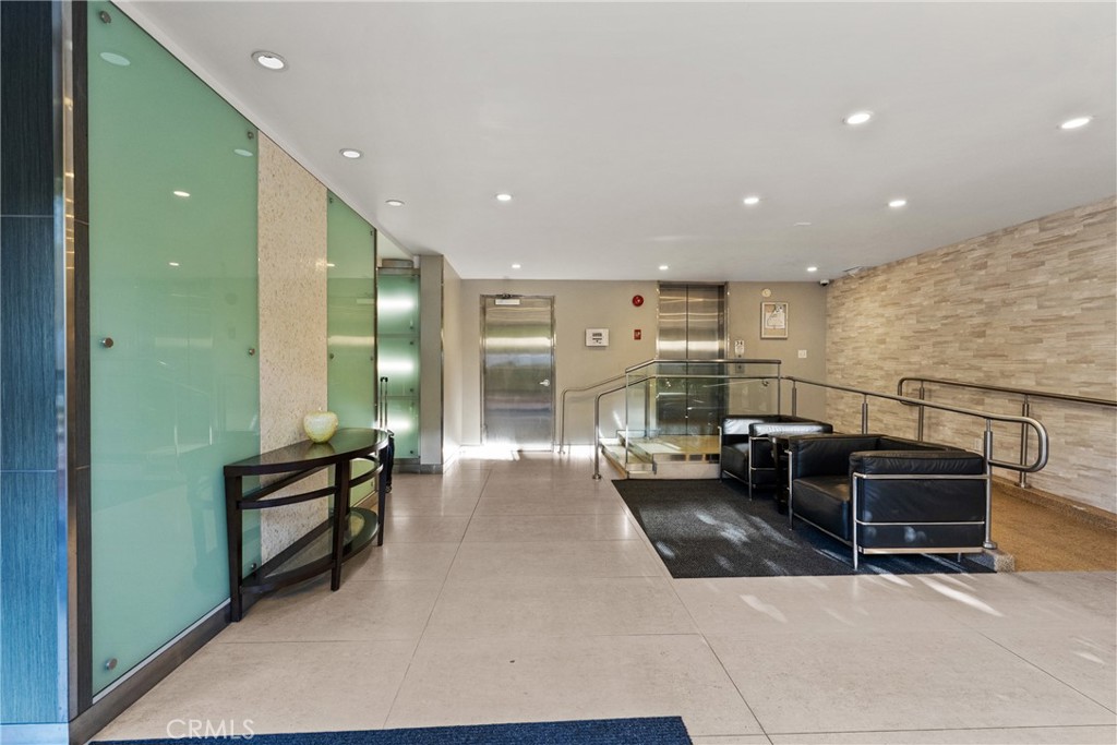 1880 Veteran Avenue PH 306