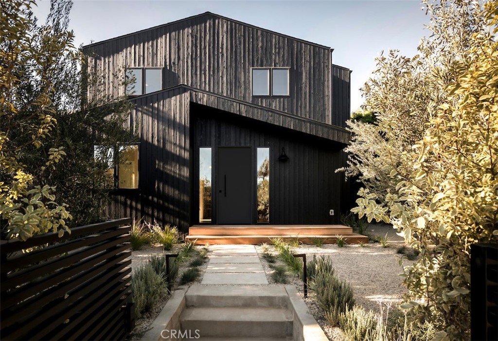 709 Vernon