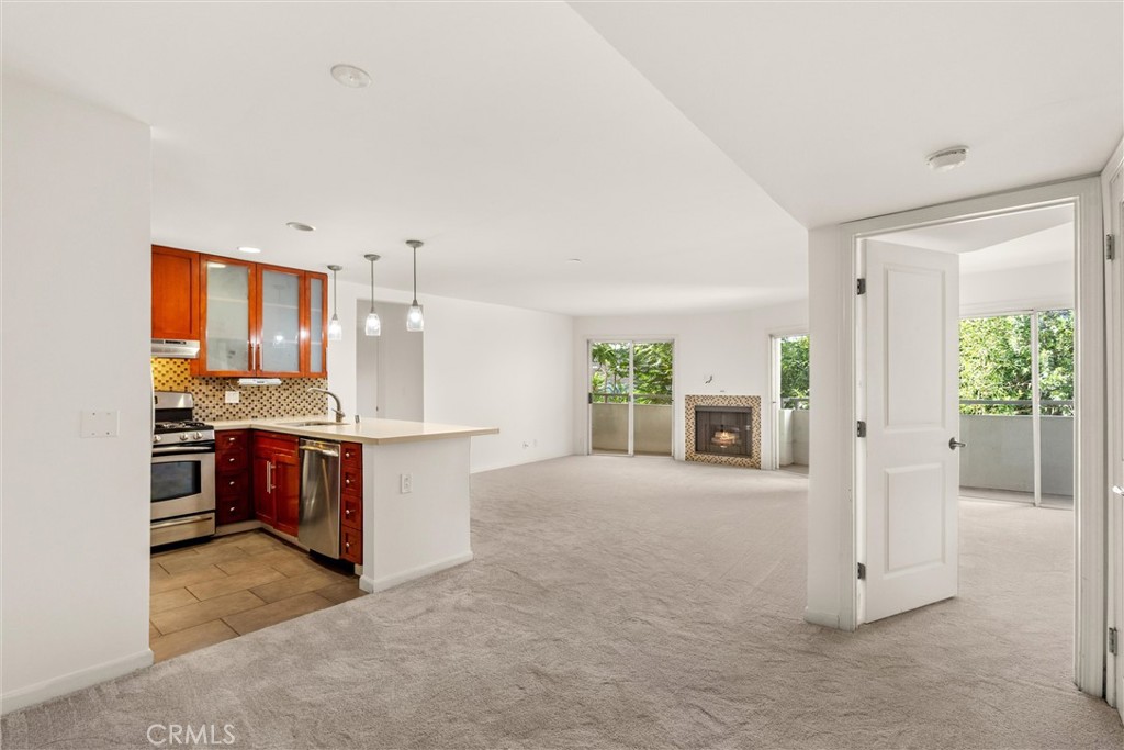 4702 Fulton Avenue 202