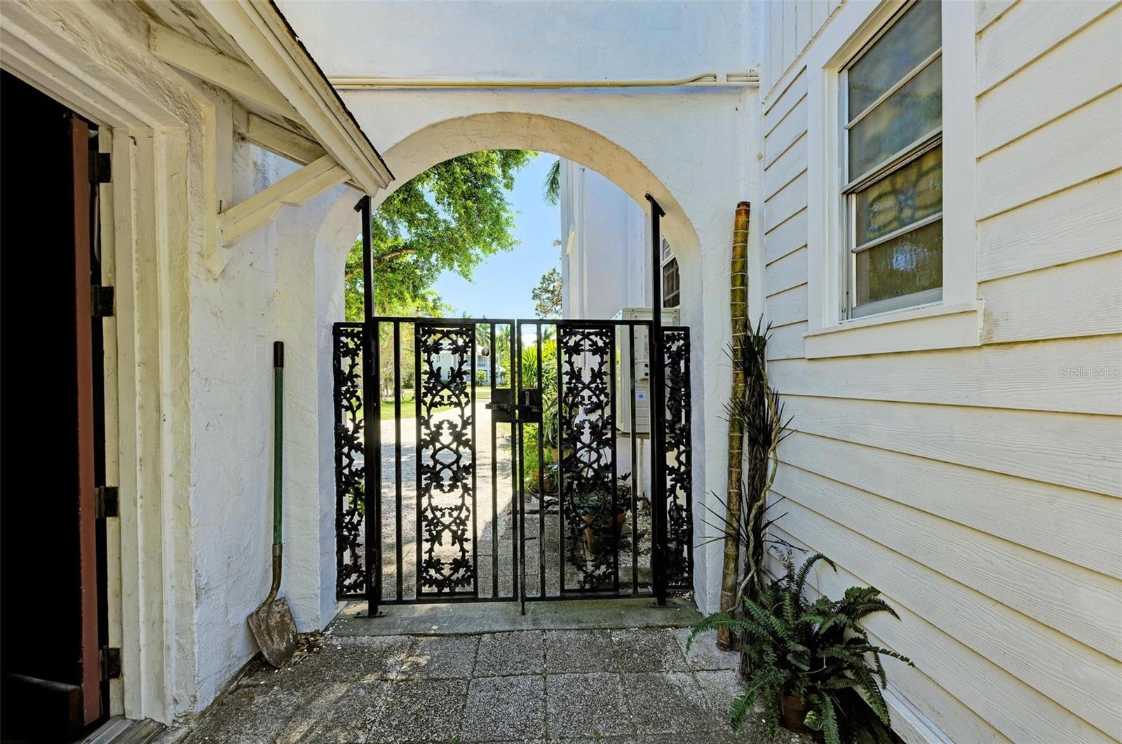 7602 SENRAB DR