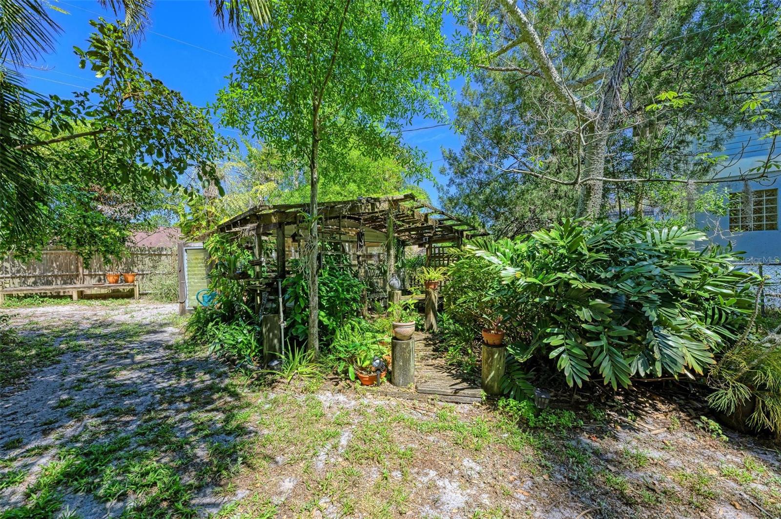 7602 SENRAB DR