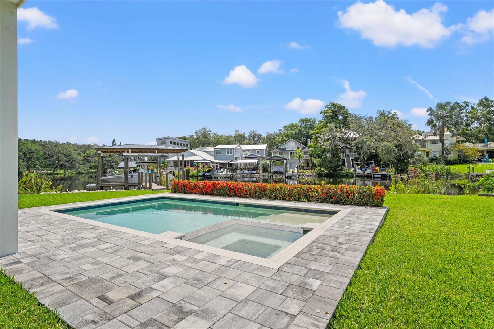 8107 N RIVER SHORE DR