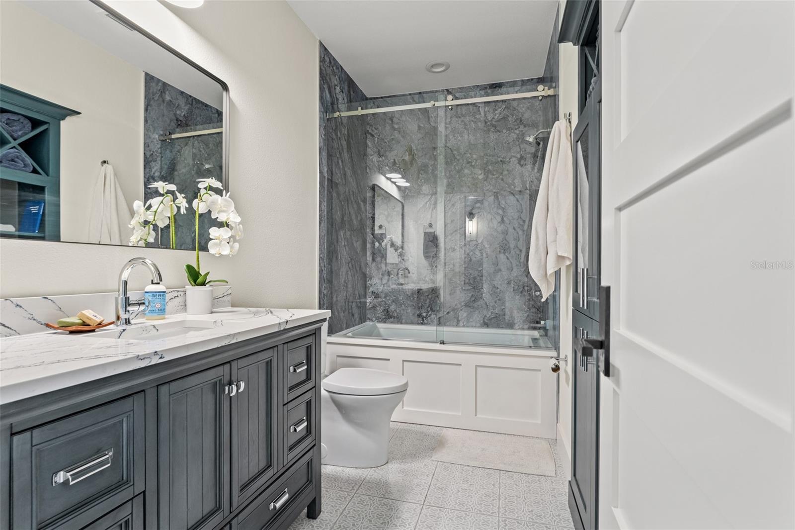 8107 N RIVER SHORE DR