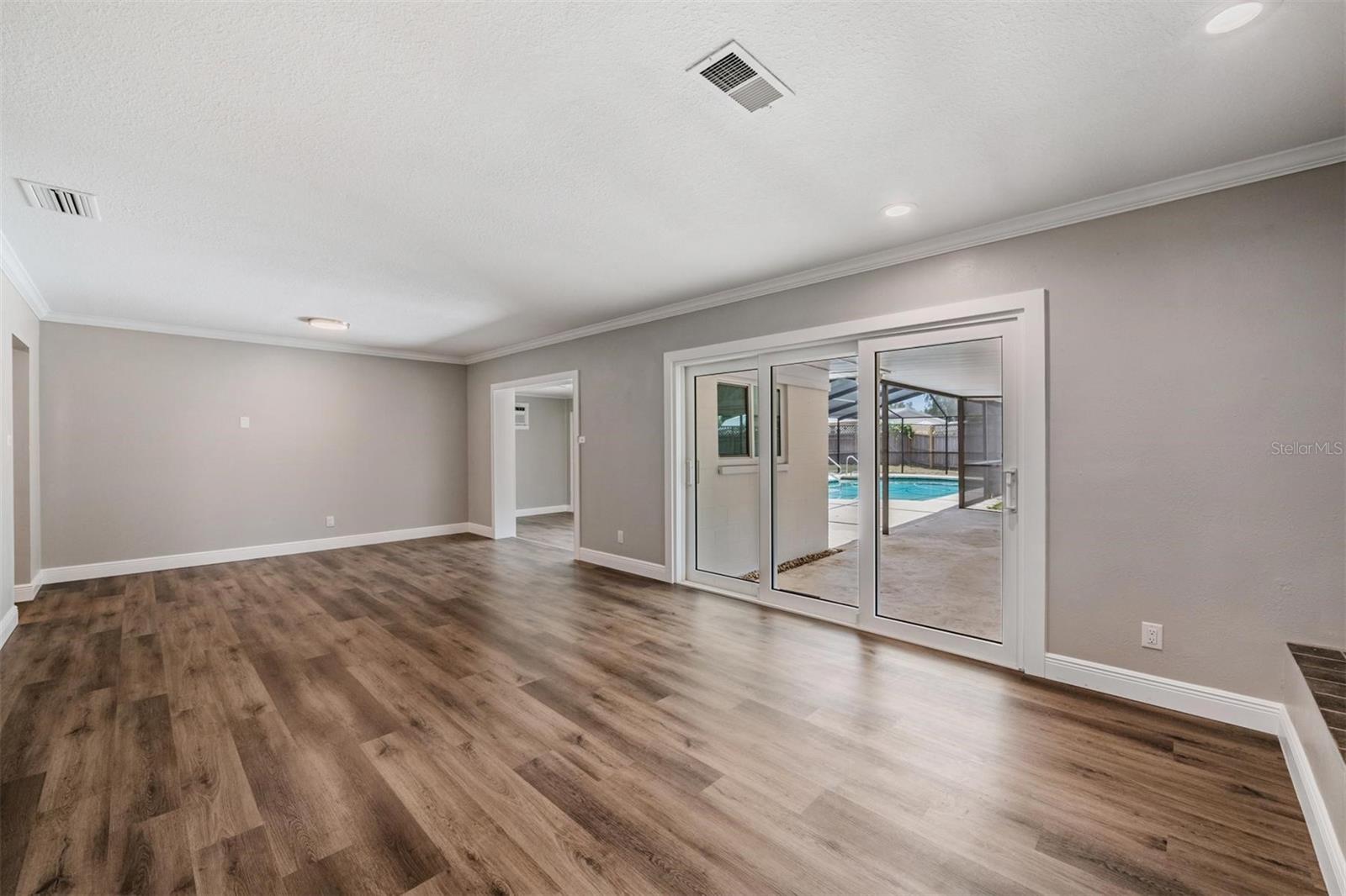 712 CAMELLIA CT