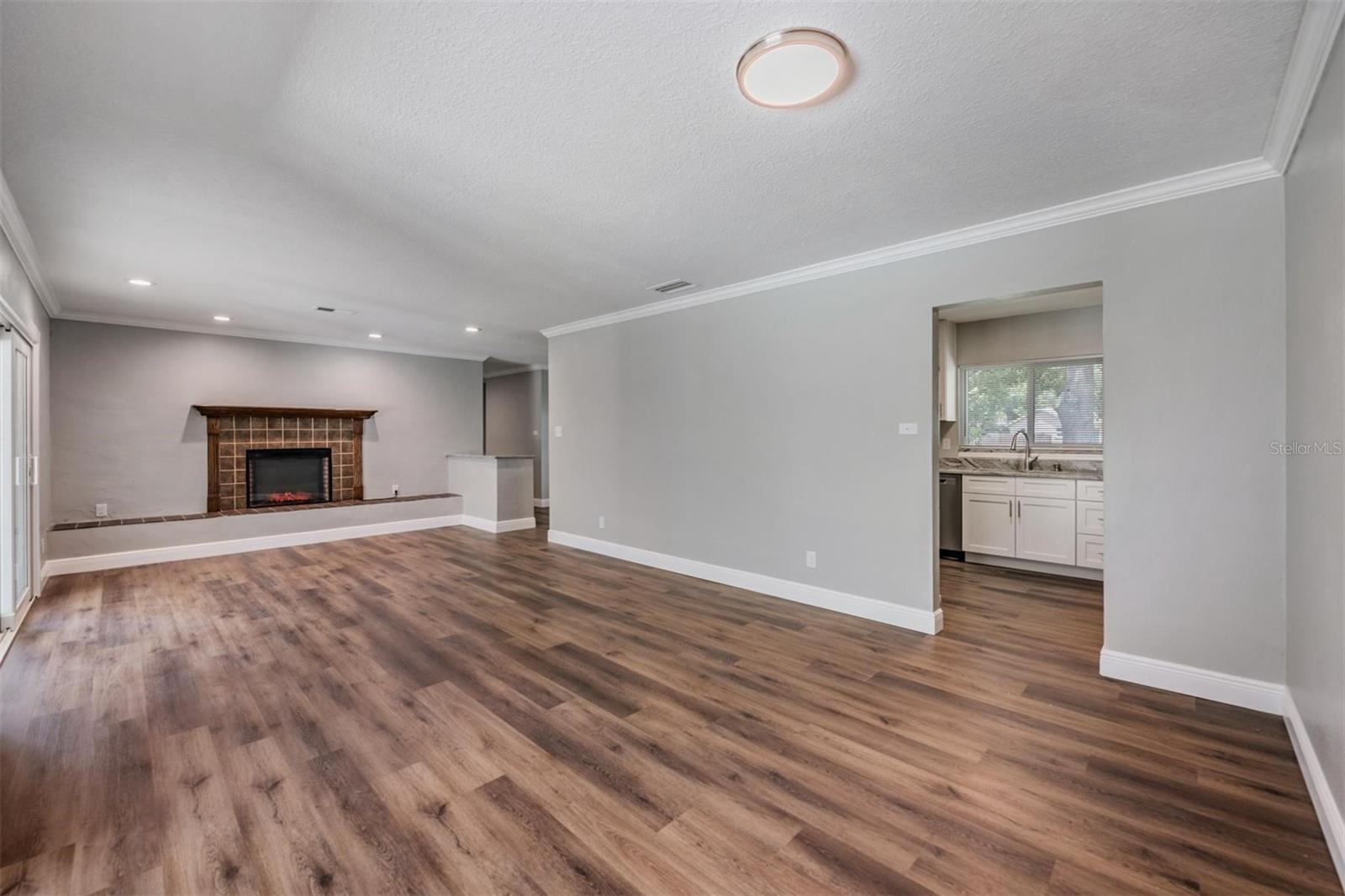 712 CAMELLIA CT