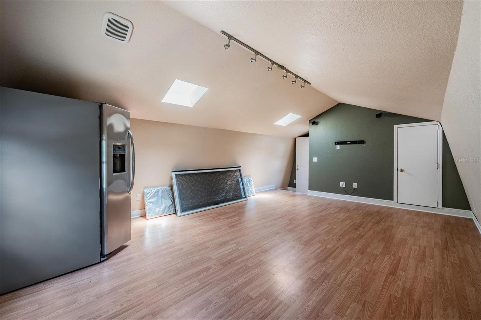 712 CAMELLIA CT