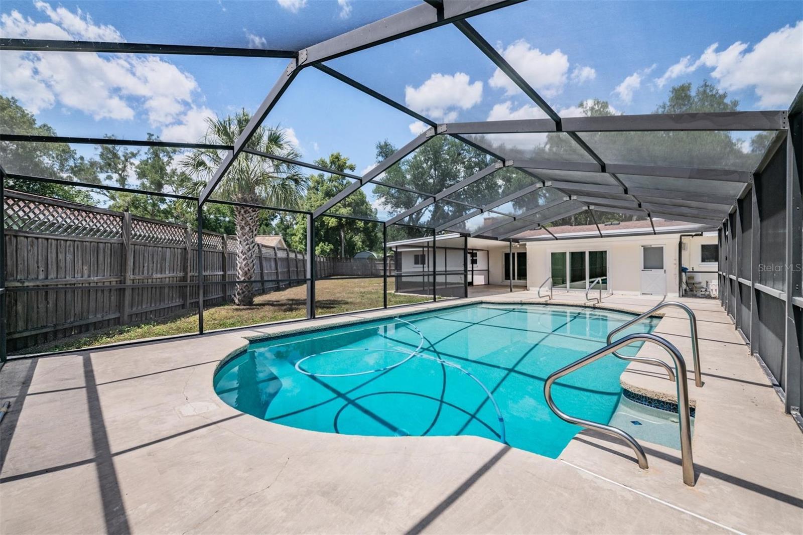 712 CAMELLIA CT