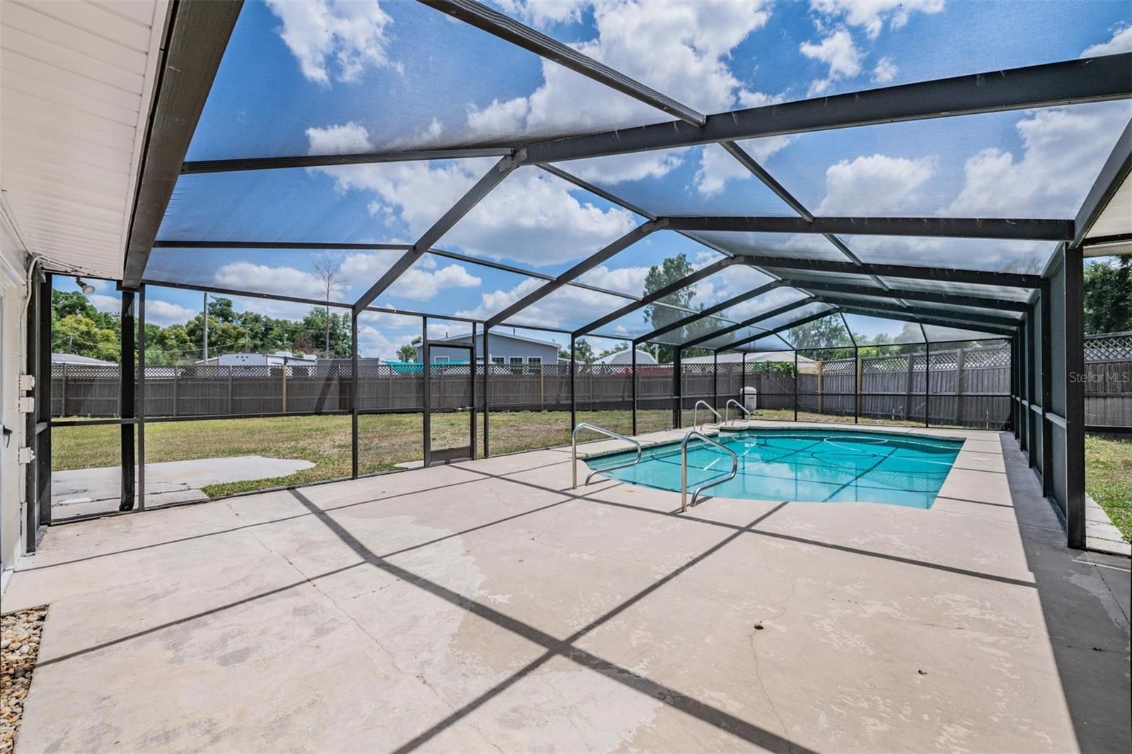 712 CAMELLIA CT