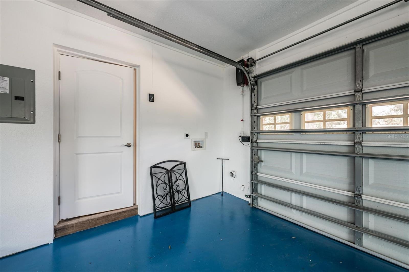 712 CAMELLIA CT