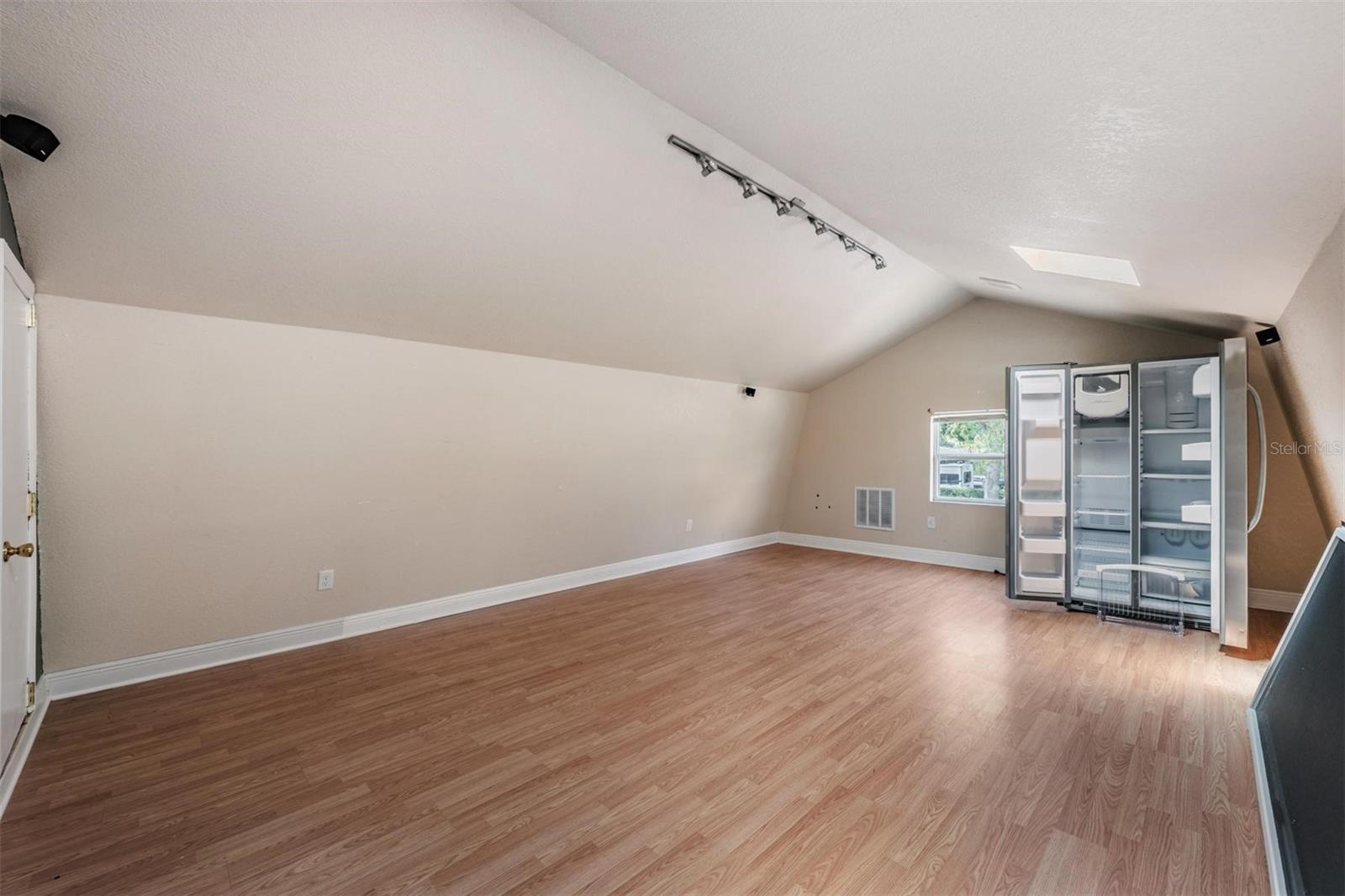 712 CAMELLIA CT