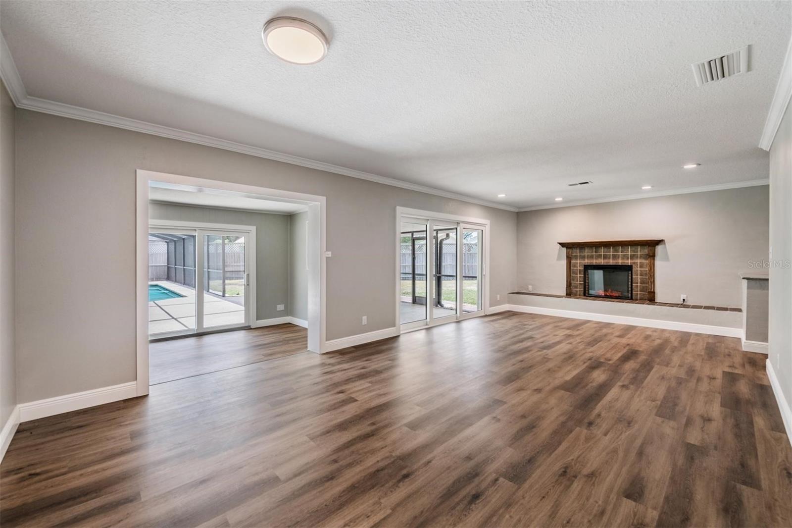 712 CAMELLIA CT