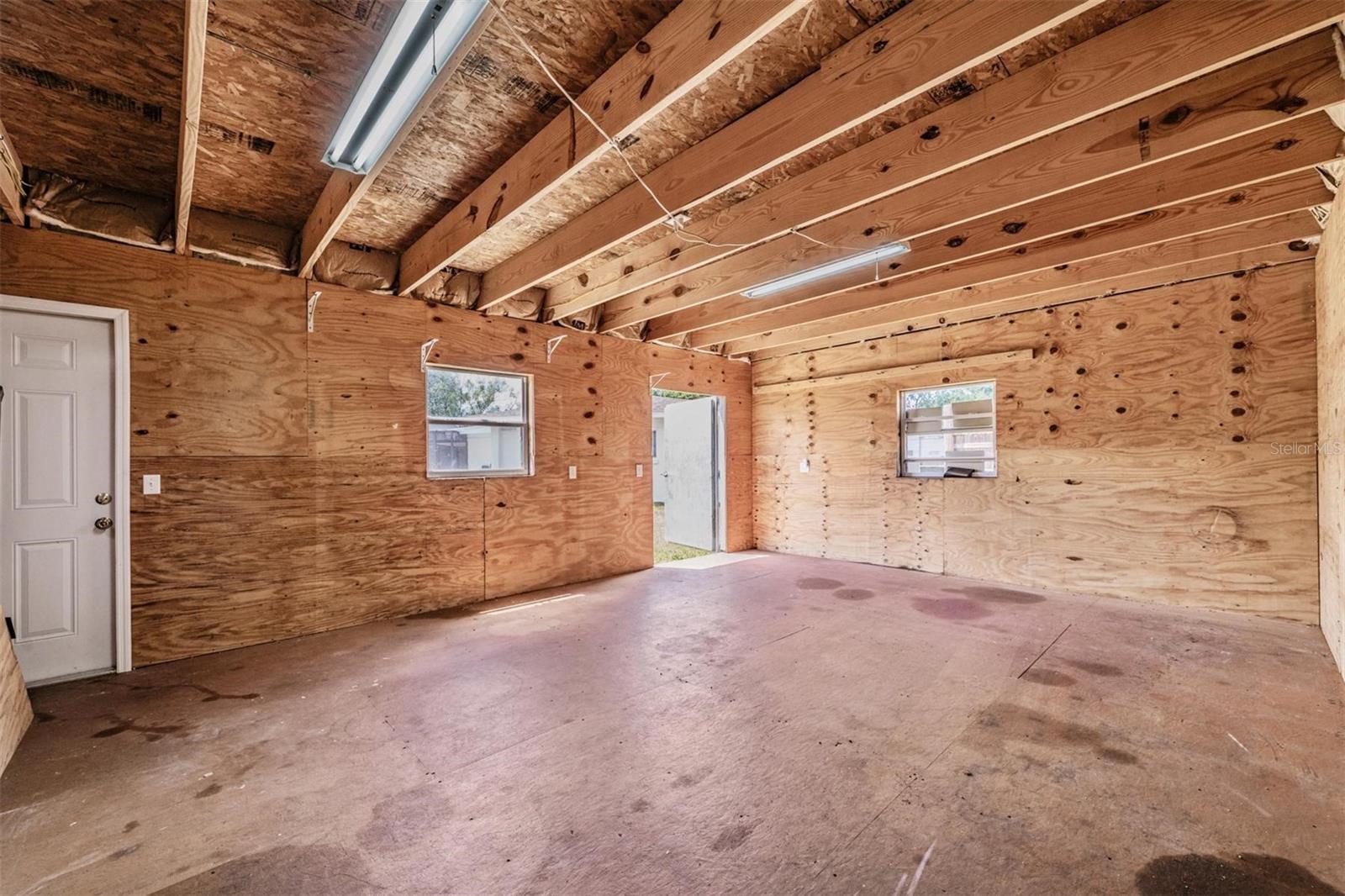 712 CAMELLIA CT