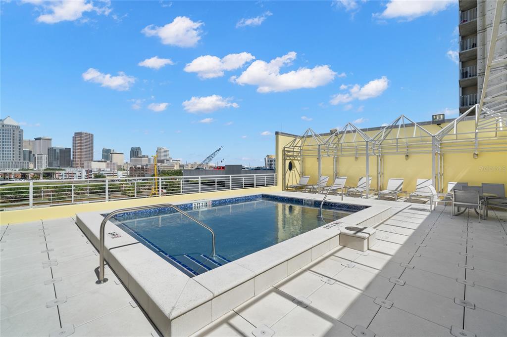 1212 E WHITING ST #207