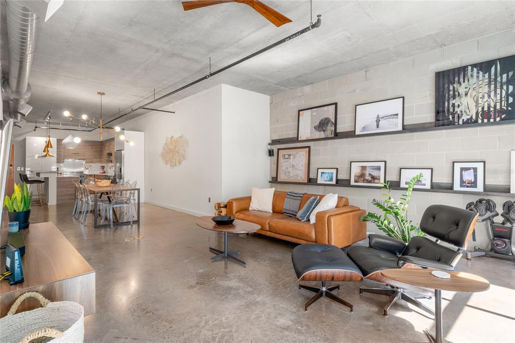 1212 E WHITING ST #207