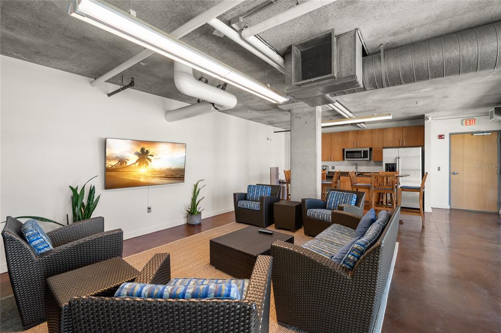 1212 E WHITING ST #207
