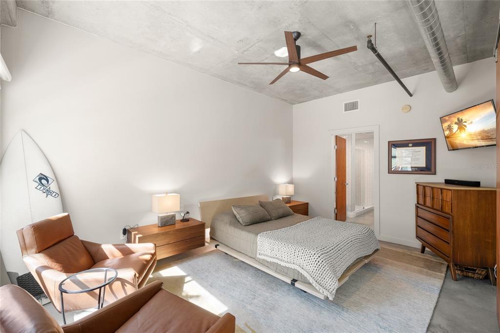 1212 E WHITING ST #207