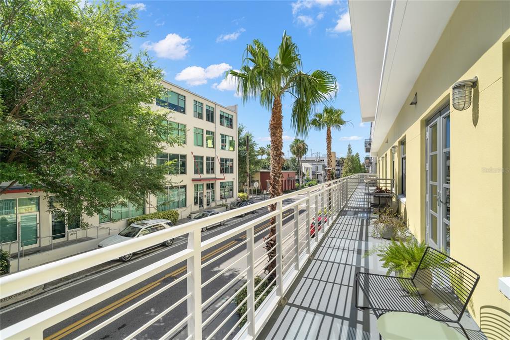1212 E WHITING ST #207