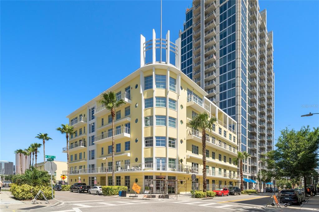 1212 E WHITING ST #207