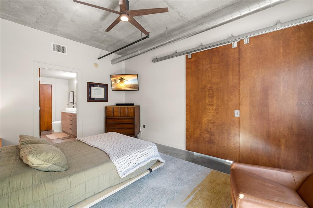 1212 E WHITING ST #207