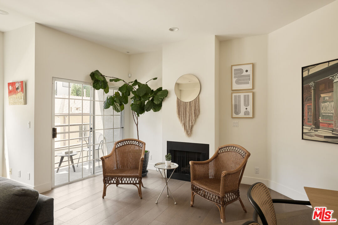 850 N Poinsettia Pl Unit: 4