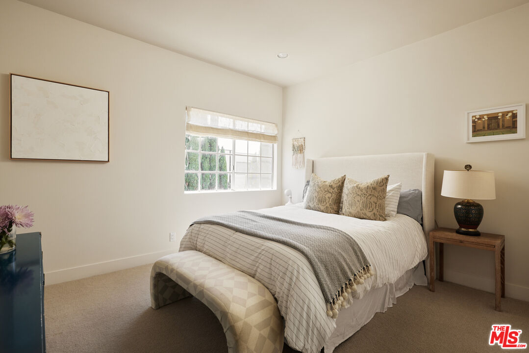 850 N Poinsettia Pl Unit: 4