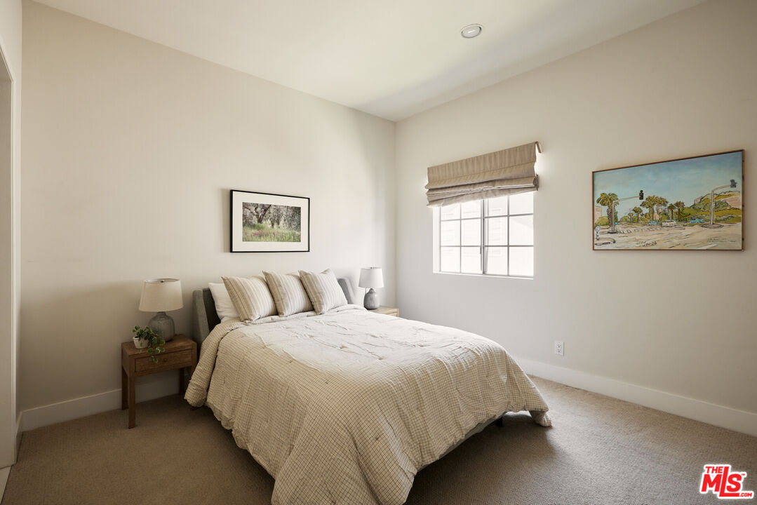 850 N Poinsettia Pl Unit: 4