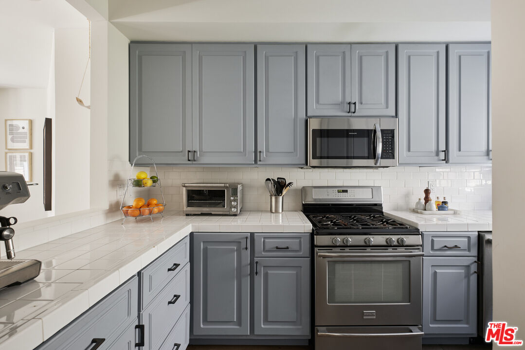 850 N Poinsettia Pl Unit: 4