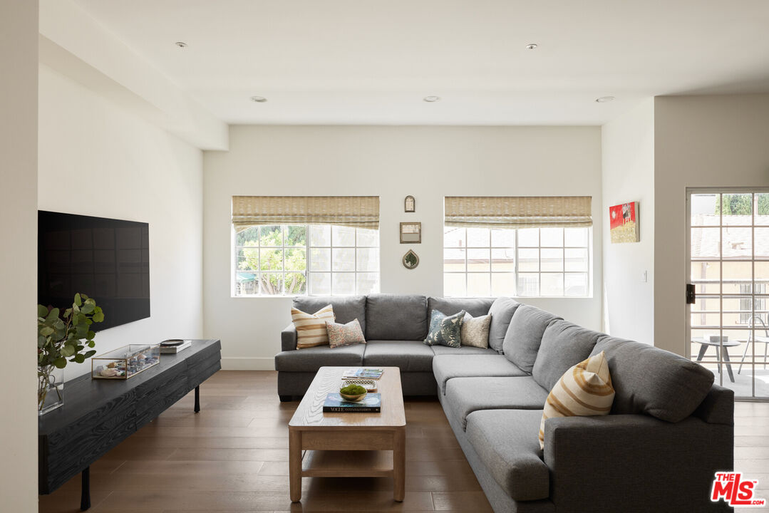850 N Poinsettia Pl Unit: 4