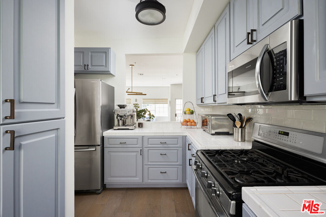 850 N Poinsettia Pl Unit: 4