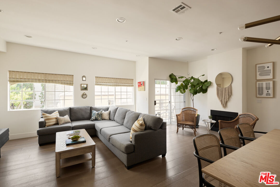 850 N Poinsettia Pl Unit: 4