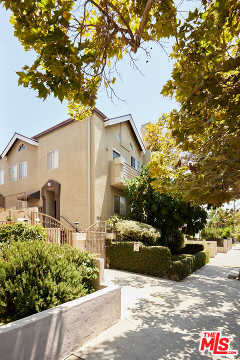 850 N Poinsettia Pl Unit: 4