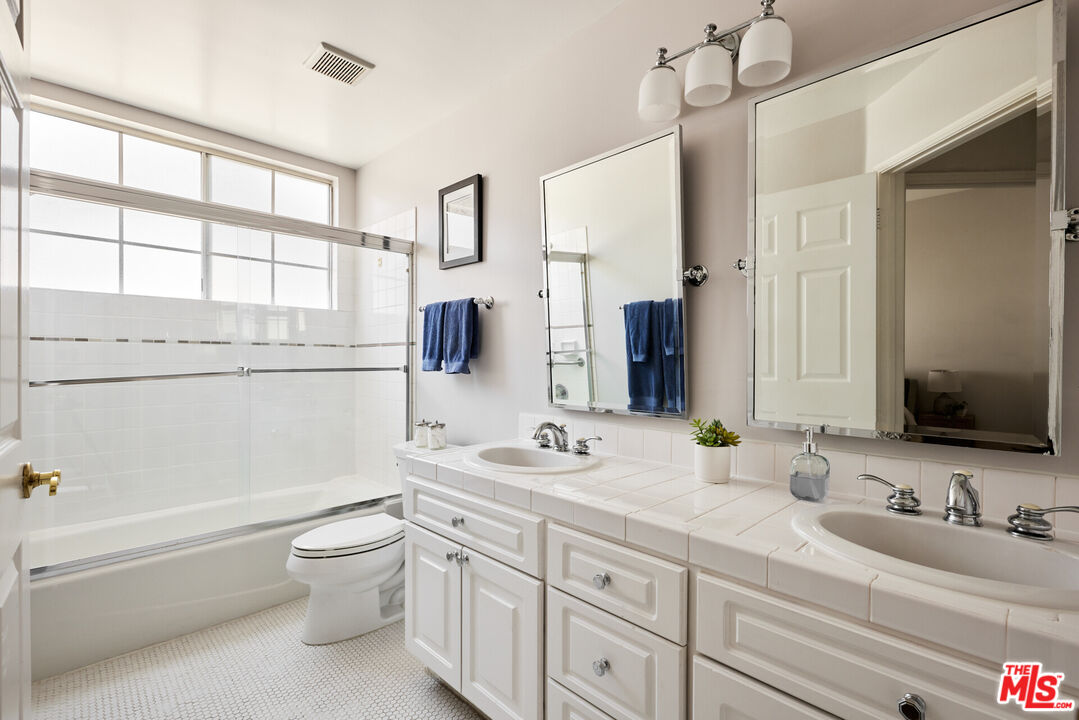 850 N Poinsettia Pl Unit: 4