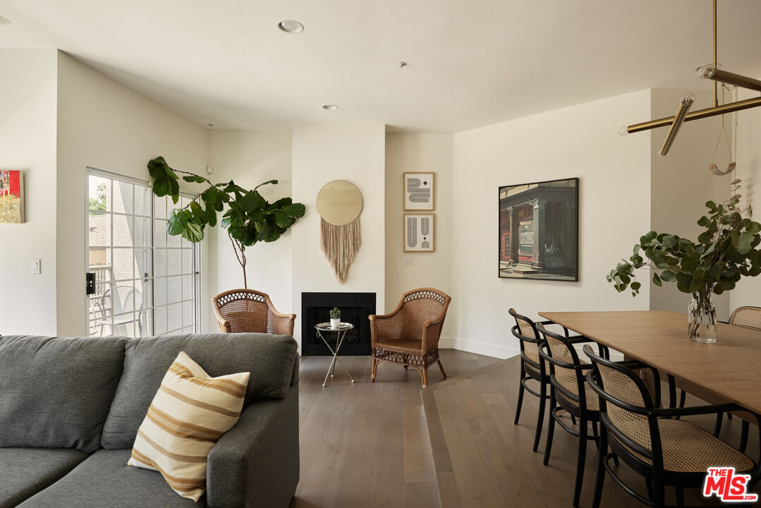 850 N Poinsettia Pl Unit: 4