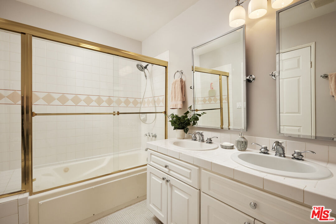 850 N Poinsettia Pl Unit: 4