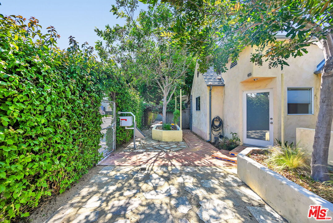 655 Brooks Ave