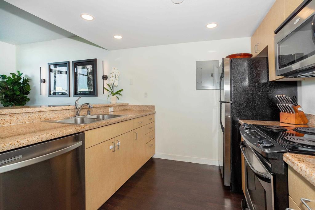 425 W Beech Street 856