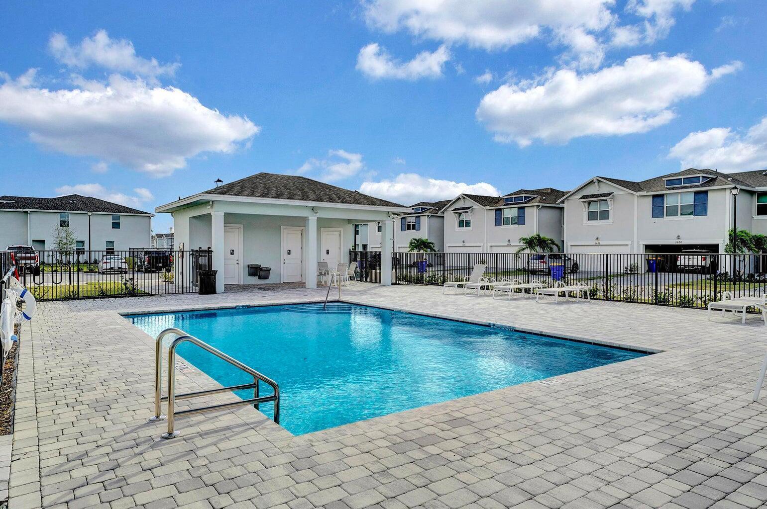 5748 SE Edgewater Circle