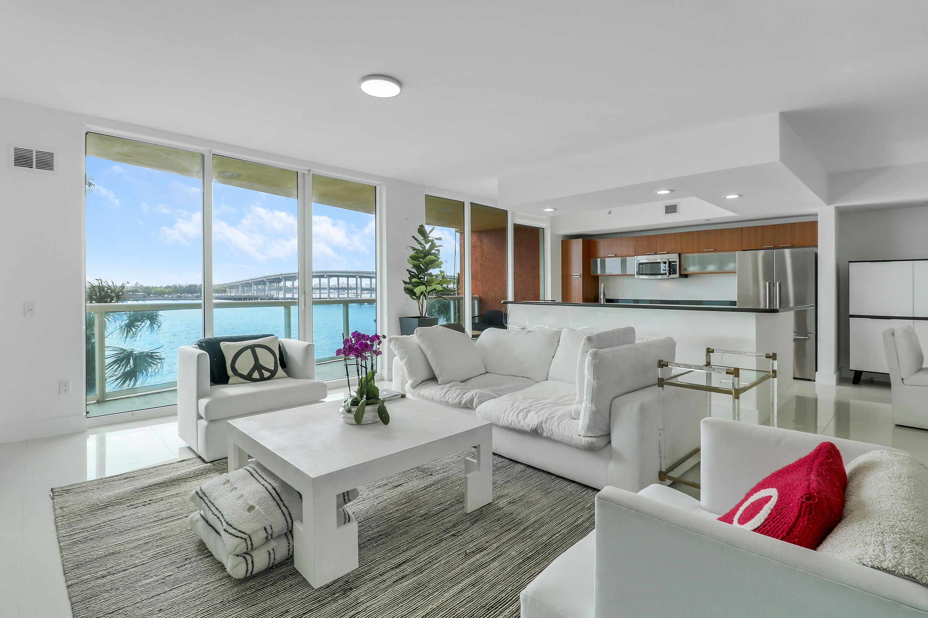 2640 Lake Shore Drive 307