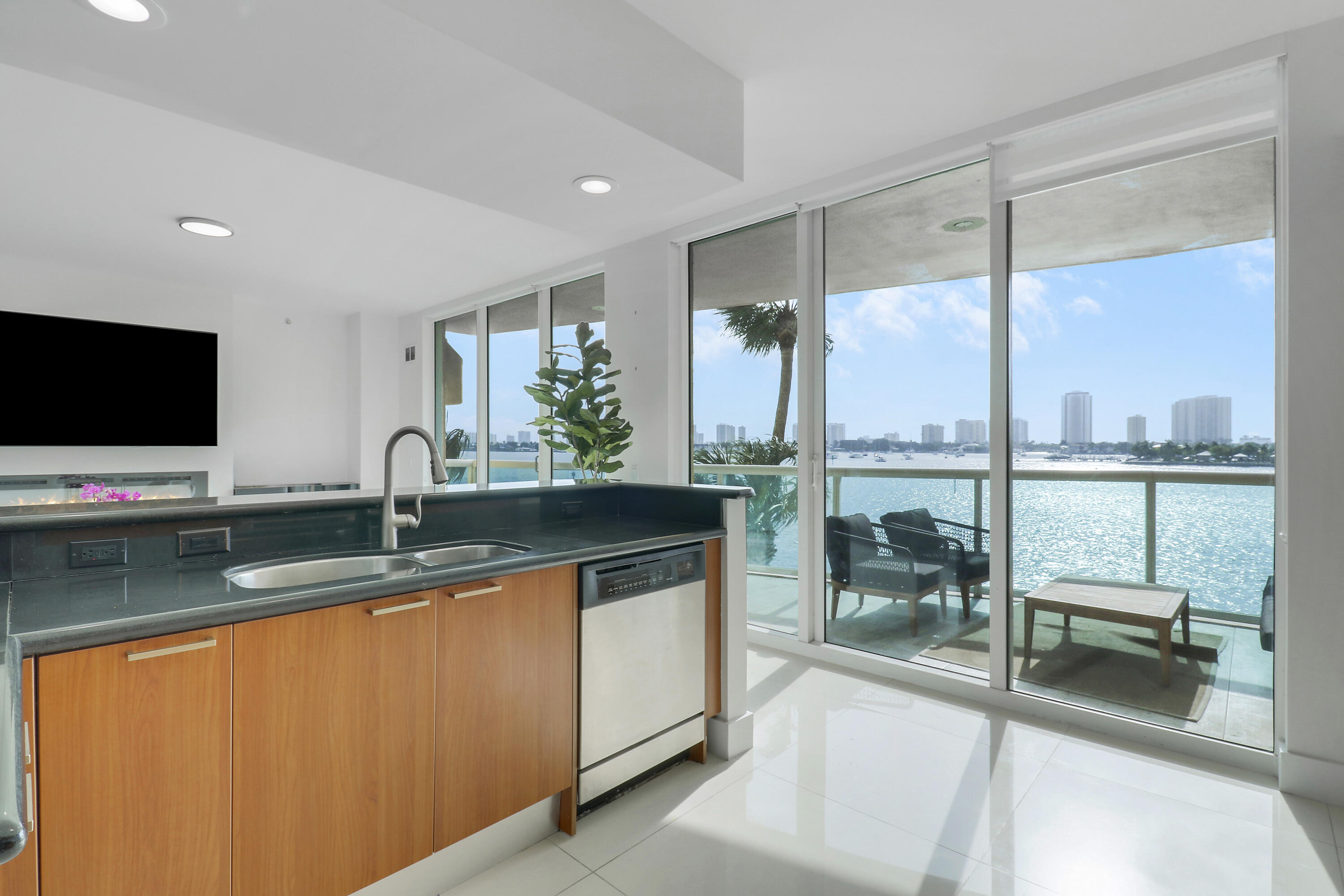 2640 Lake Shore Drive 307