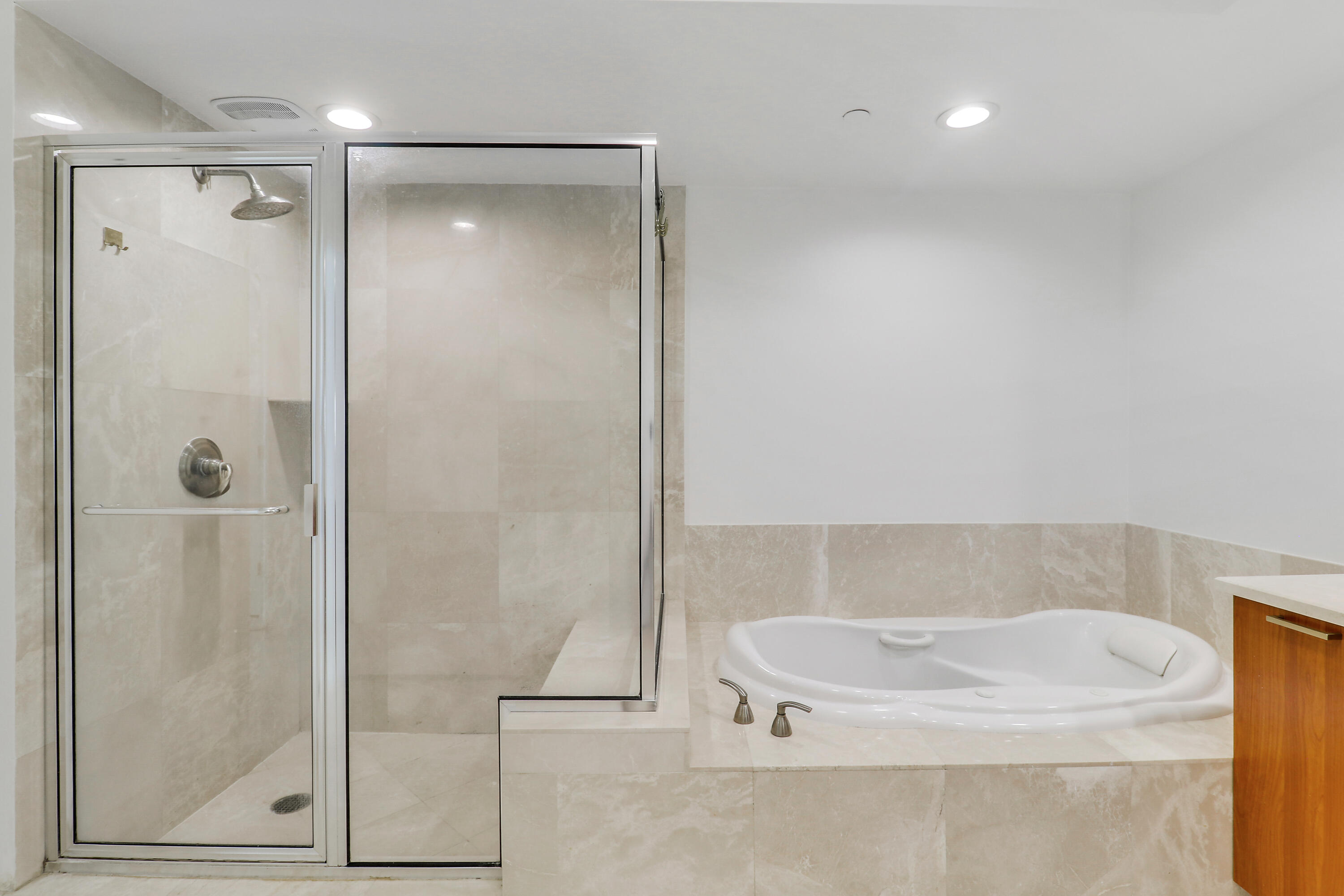2640 Lake Shore Drive 307