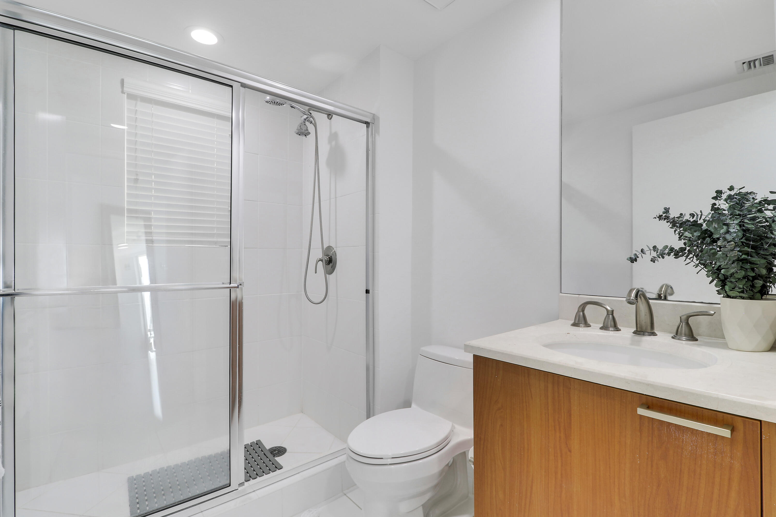 2640 Lake Shore Drive 307