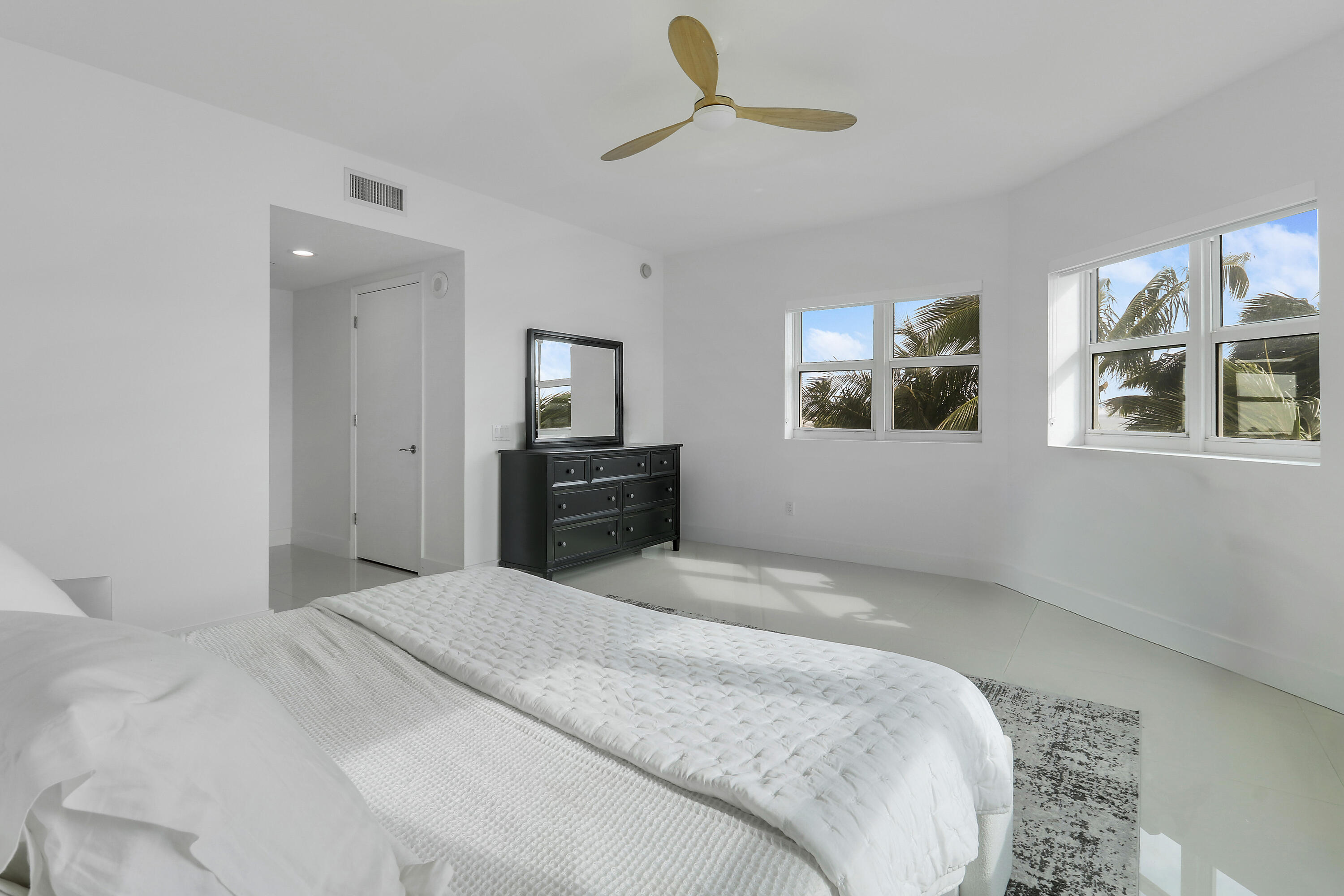 2640 Lake Shore Drive 307